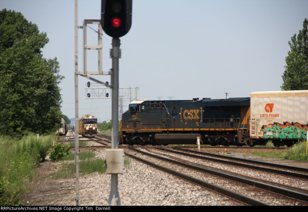 CSX 987 dpu on M326 clears the diamond.